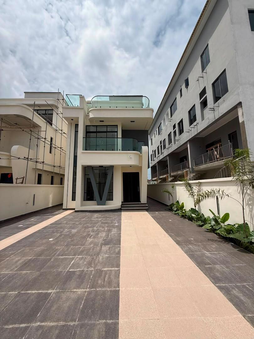 5-Bedroom Fully Detached Duplex with Luxury Amenities at Lekki Phase 1