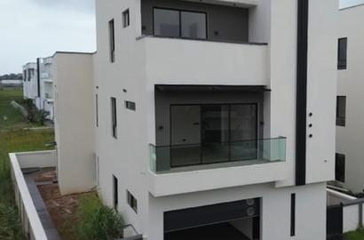 5-Bedroom Fully Detached Duplex at Melrose Park, VGC-Side