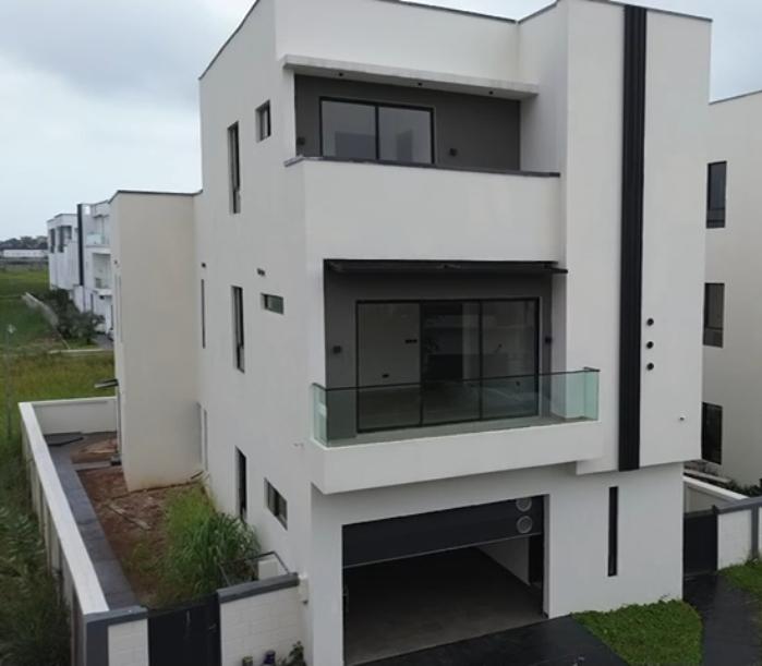 5-Bedroom Fully Detached Duplex at Melrose Park, VGC-Side