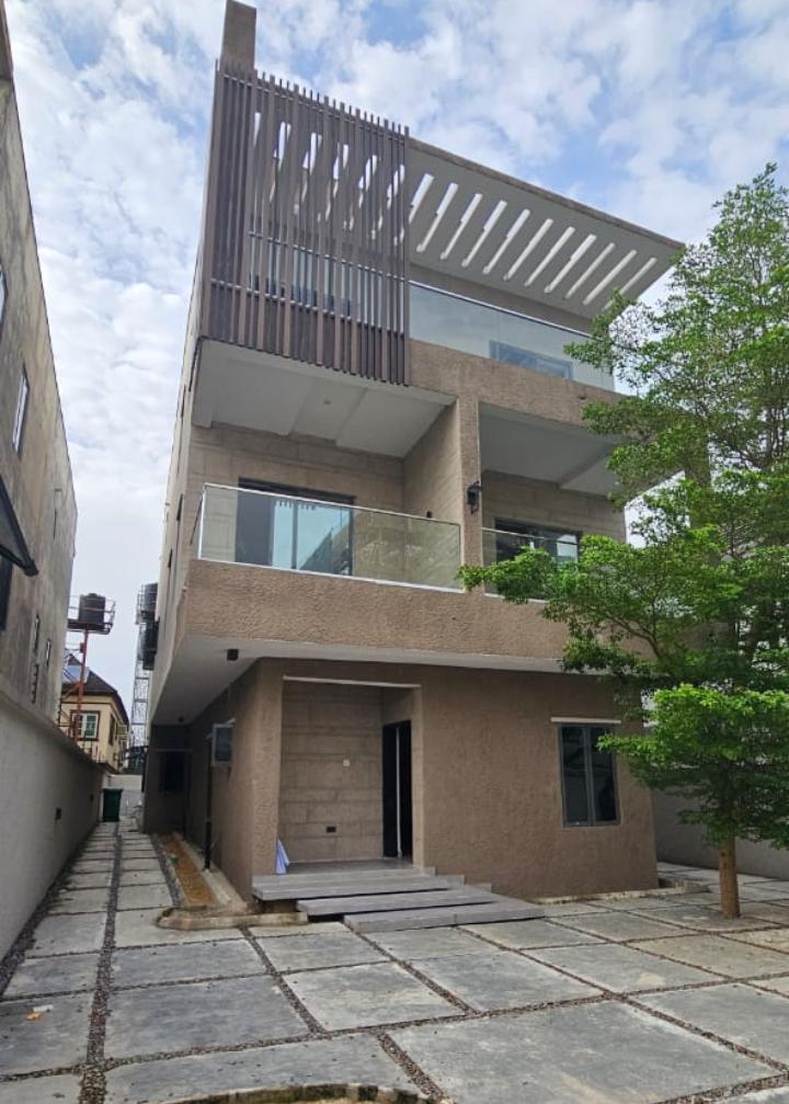 5-Bedroom Duplex with BQ and Private Pool for Sale – Lekki Phase 1, Lagos