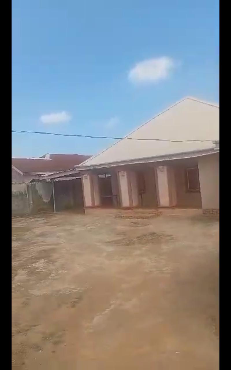 10-room former guest house for sale – Agbara