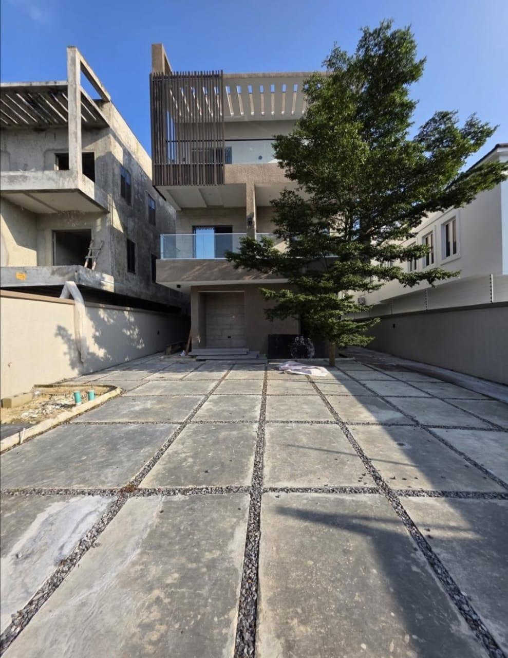 5-Bedroom Duplex + 1 BQ for Sale — Lekki Phase 1 🏡🔥