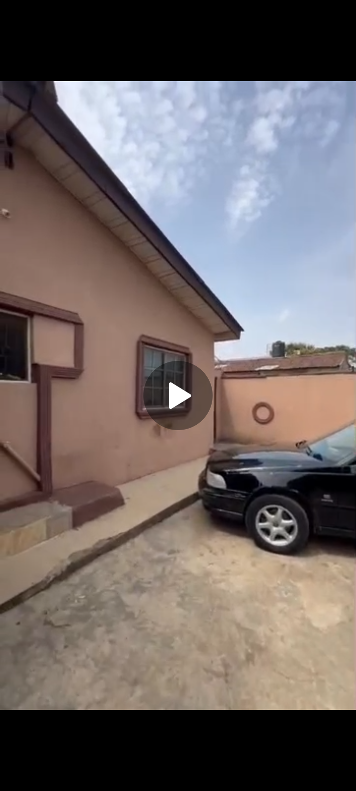 BUNGALOW ON ALMOST FULL PLOT OF LAND FOR SALE  @ OFF N.Y.S.C BUS STOP, LASU IGANDO, CLOSE TO THE MAIN ROAD