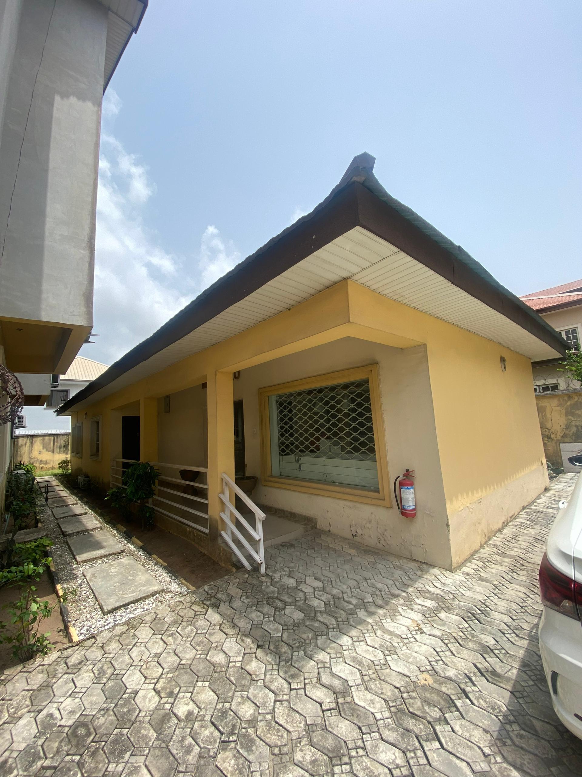 2 Bedroom Bungalow for Commercial Use at Lekki Phase 1
