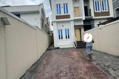 Well-Maintained 4 Bedroom Semi-Detached Duplex with BQ 📍 Location: Off Allen Avenue, Ikeja, Lagos