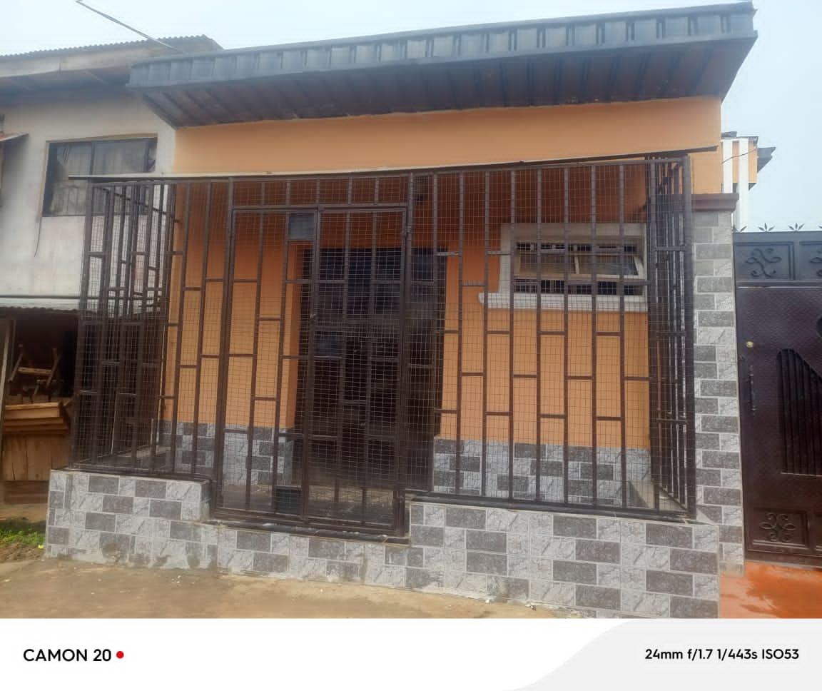 TO LET – COMMERCIAL SHOP 🏪 📍 Location: Igando, Lagos (Close to the Bus Stop)