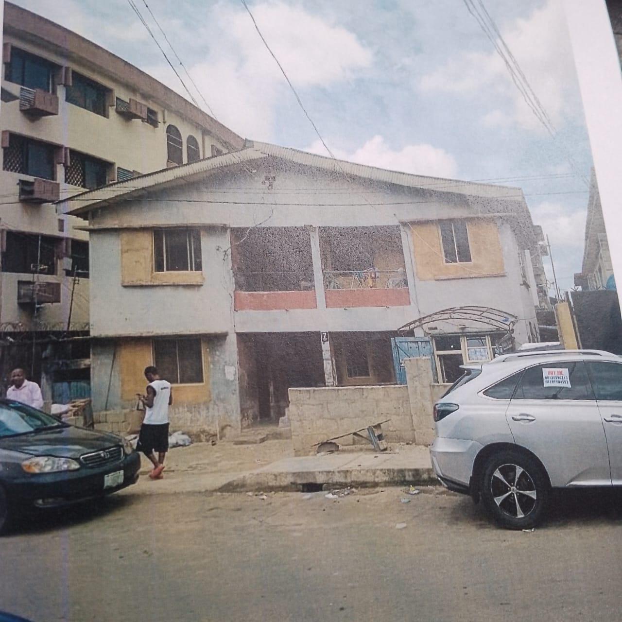🏢 FOR SALE Storey Building on Full Plot – Suitable for Commercial or Residential Use 📍 Location: Papa Ajao, Mushin, Lagos