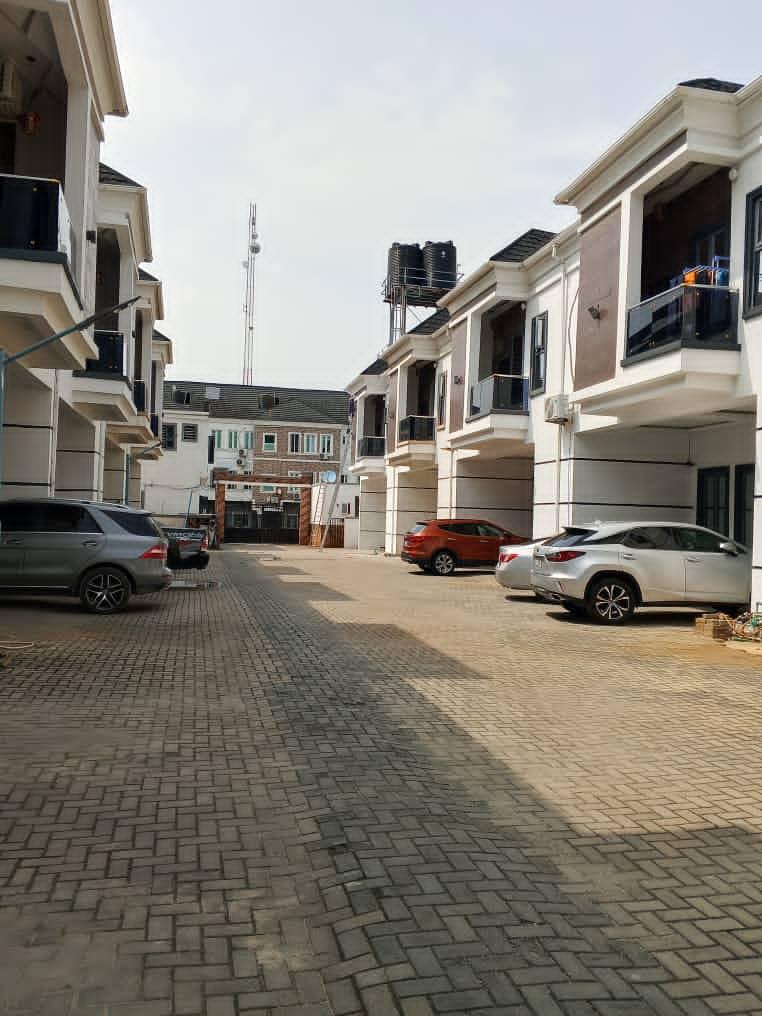 To let  ‎Fully serviced 4bedroom Terrace duplex very spacious to let @Ikota villa GRA