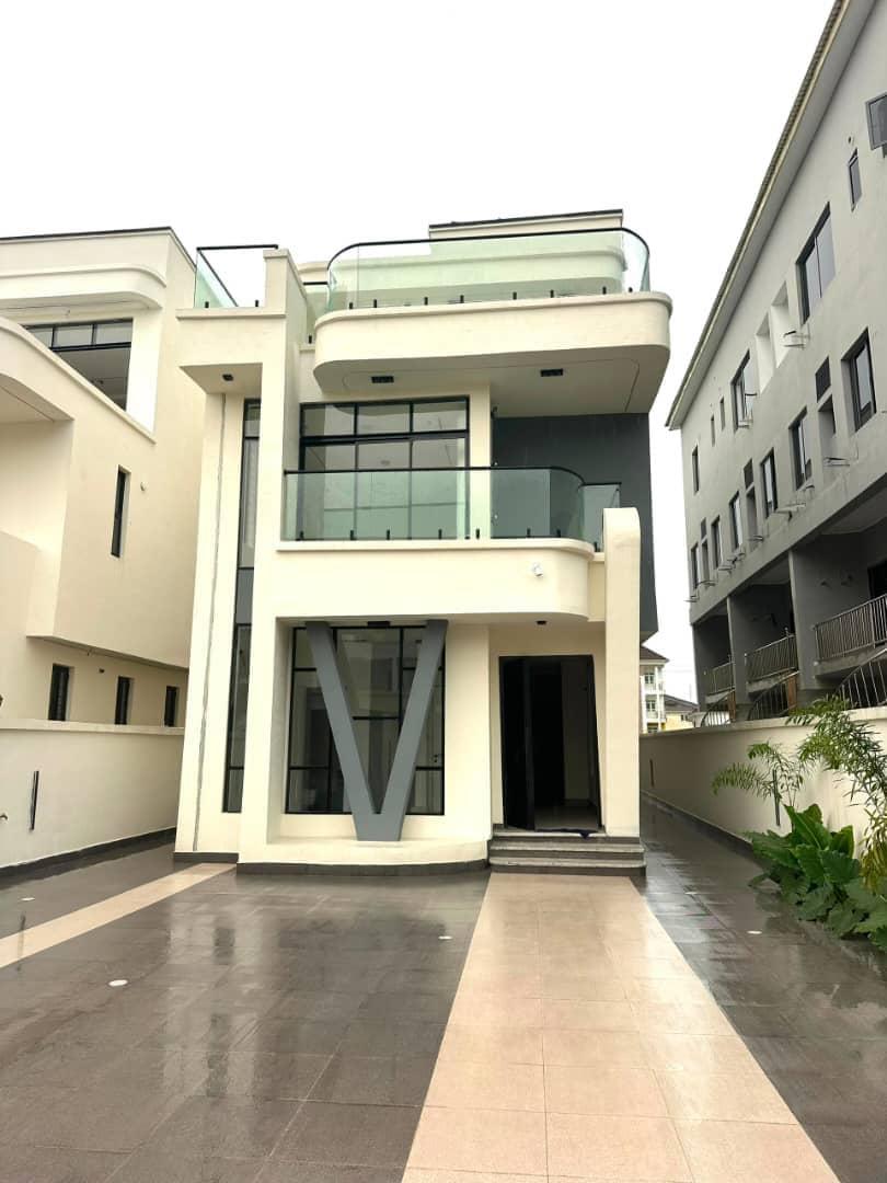 5-Bedroom Detached Duplex with Pool, BQ & Rooftop at Lekki Phase 1