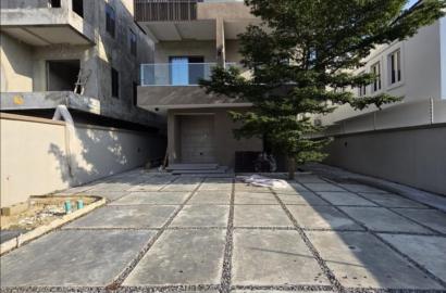 5-Bedroom Duplex + 1 BQ for Sale — Lekki Phase 1 🏡🔥