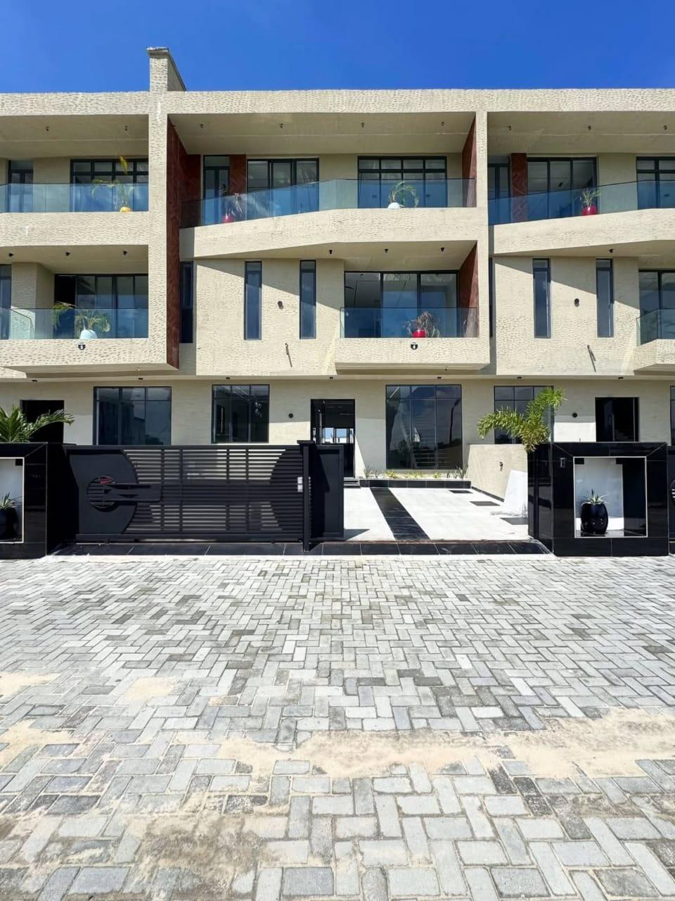 5-Bedroom Self-Compound House + BQ – Lekki Phase 1