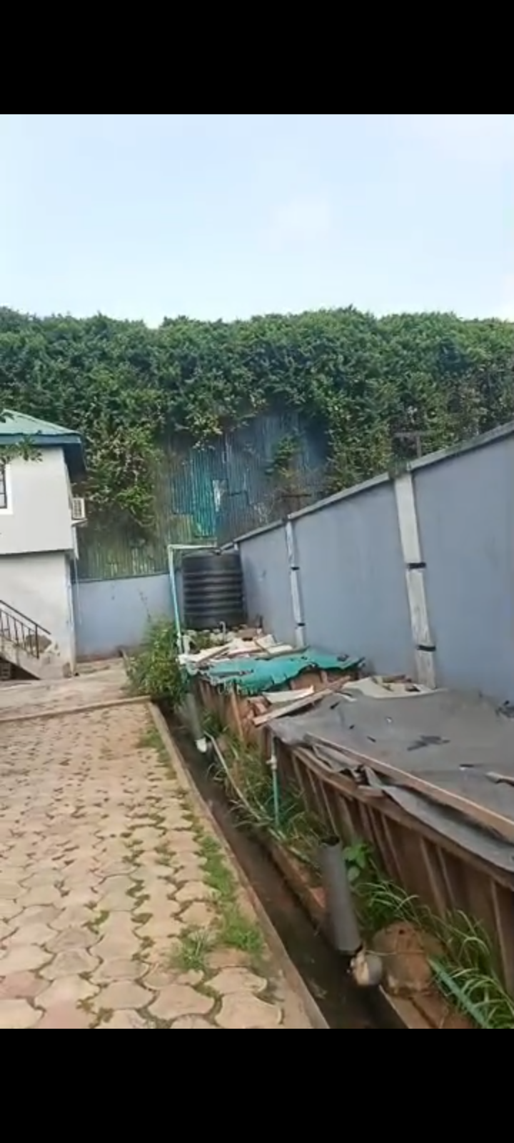 A story building miniflat up and down, at bucknor Razeva