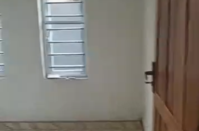 Decent Mini flat available at oworoshoki Lagos.