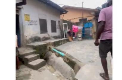 HOT YABA SALE! – Demolishable Bungalow on Half Plot