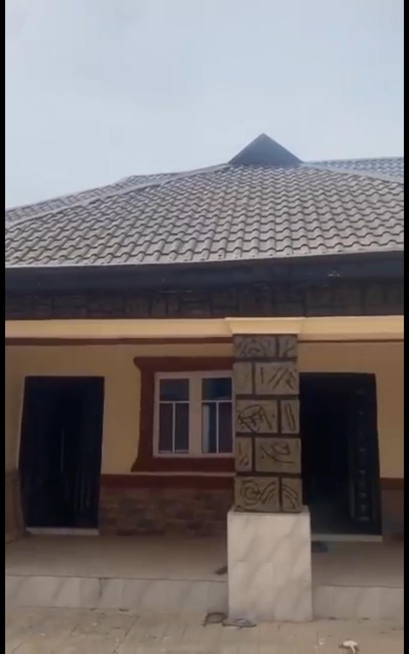 Block of 4 Flats with 4 Shops for Sale at Magboro, Makogi, Ogun State
