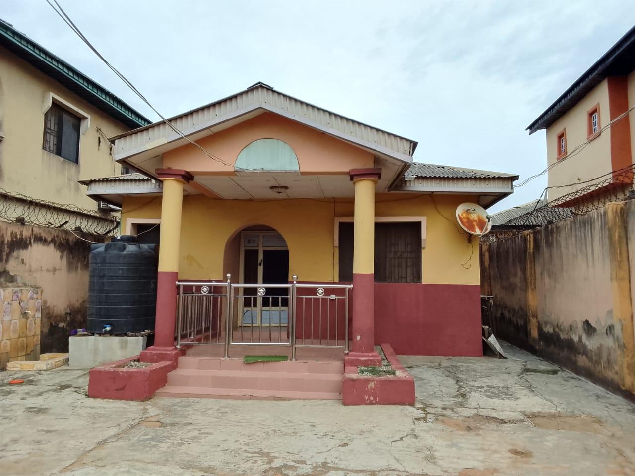 4 Bedroom Bungalow with Front Shop – Close to Con Oil Filling Station