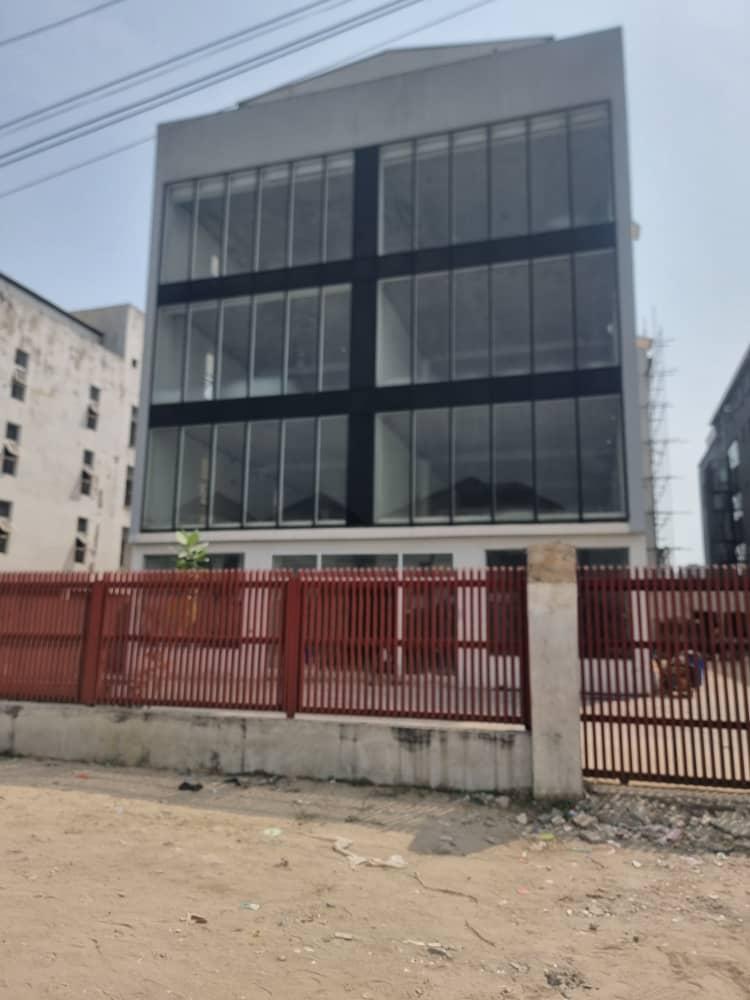 FOR SALE – LARGE COMMERCIAL BUILDING IN LEKKI PHASE 1 📍 Location: Lekki Phase 1, Lagos