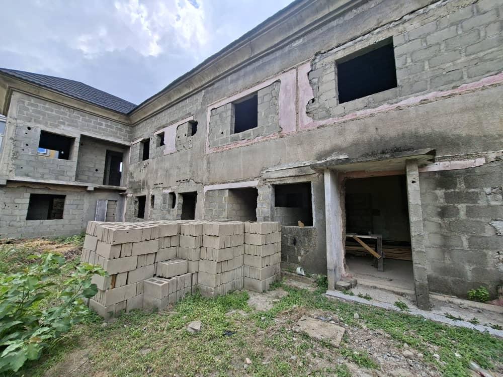 60% Completed 14-Room Guest House 📍 Location: Off Ogunlana Drive, Surulere, Lagos