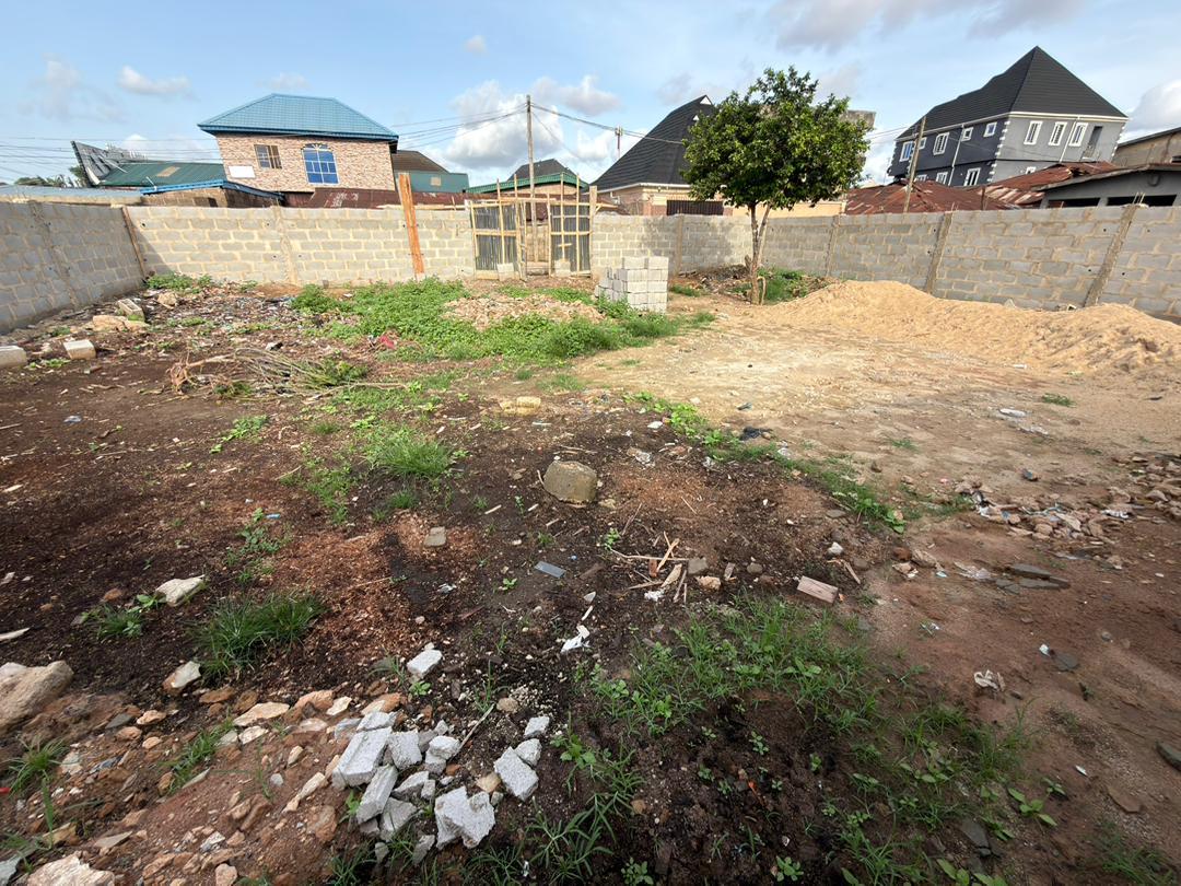 🏞️ FOR SALE Fenced & Dry Plot of Land – 3,000 SQFT (50ft × 60ft) 📍 Location: Elliot – Ajuwon Road, Lagos