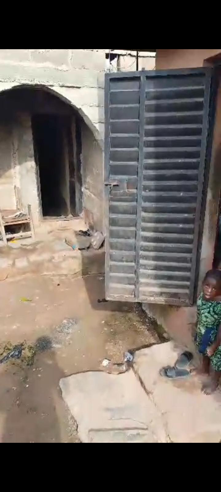 FACE-ME-I-FACE-YOU BUNGALOW ON HALF PLOT – CELE EGBE, ISOLO/IKOTUN EXPRESS ROAD