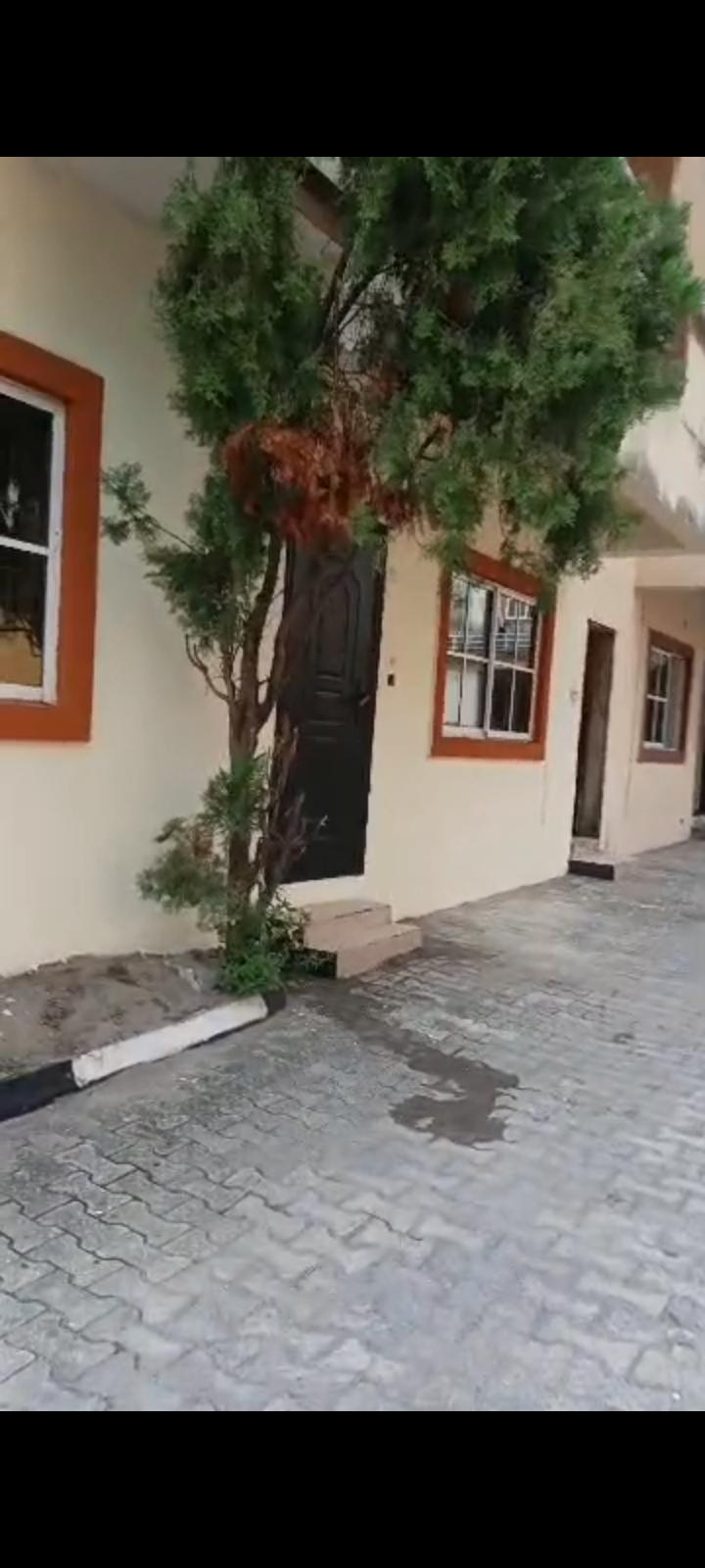 🏡 AWOOF DISTRESS SALE 2-Bedroom En-Suite Apartment 📍 Location: New Road, Alpha Beach, Lekki, Lagos