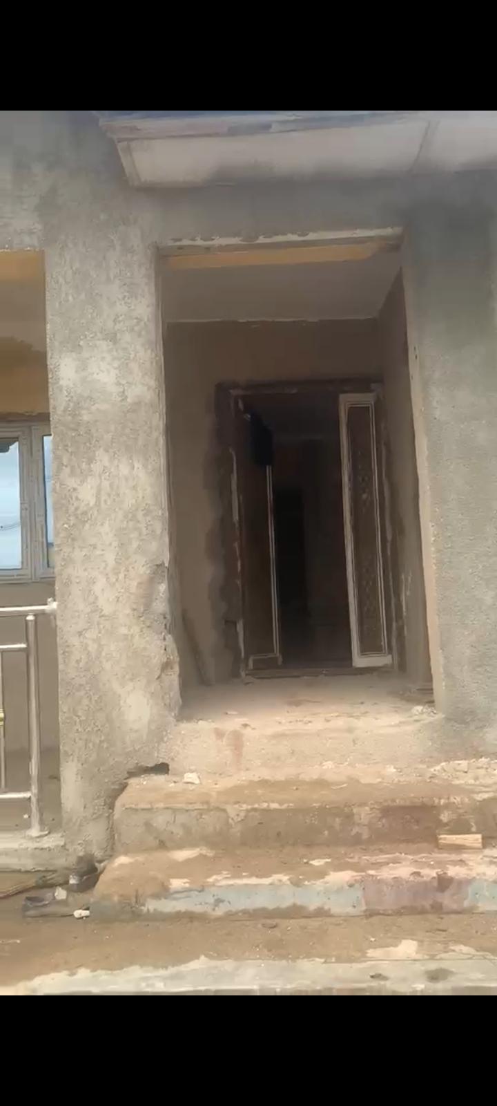 🏡 TO LET 2-Bedroom Flat 📍 Location: Yewa Street, Isolo, Lagos