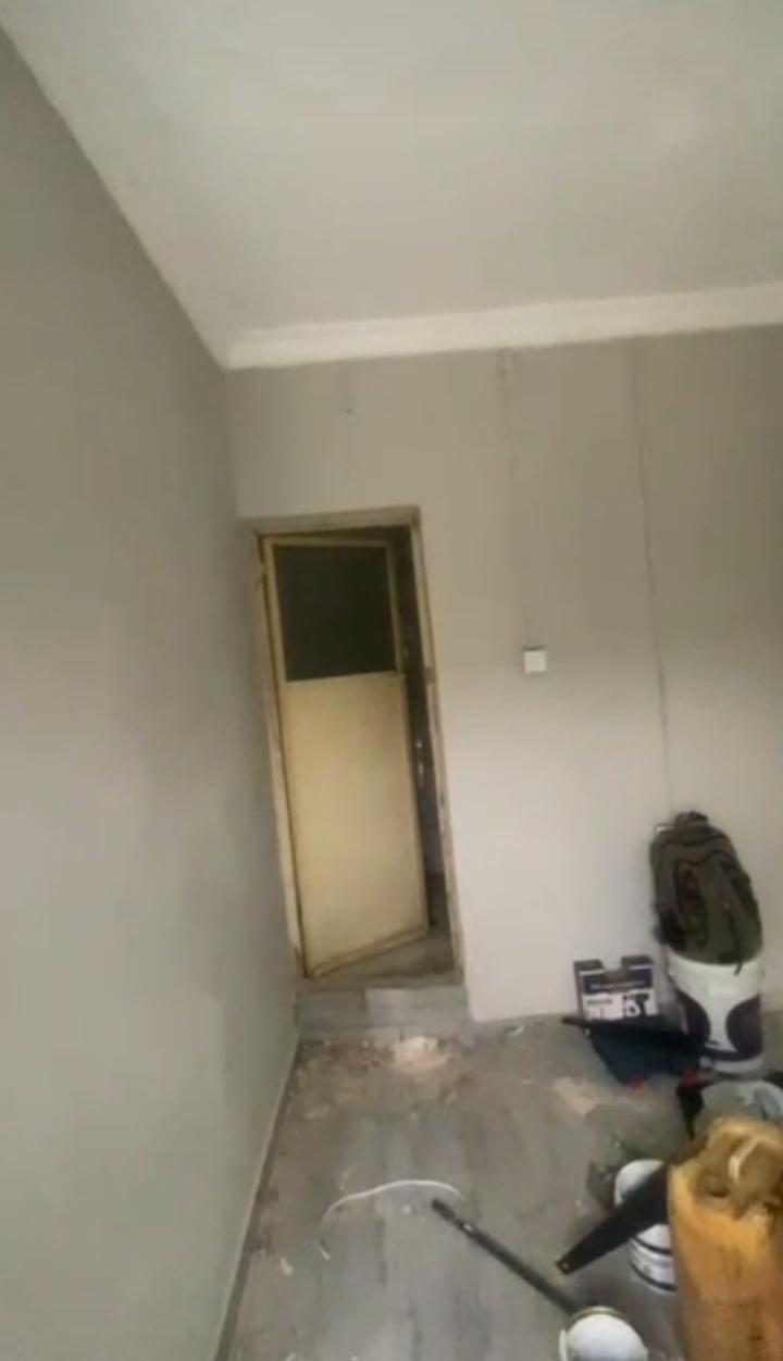 TO LET Decent spacious roomself contain ground floor